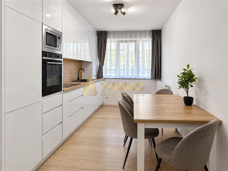 Apartament cu 3 camere semidecomandat, mobilat în Central