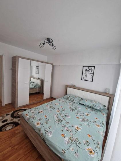 Apartament cu 4 camere decomandat în Rovine