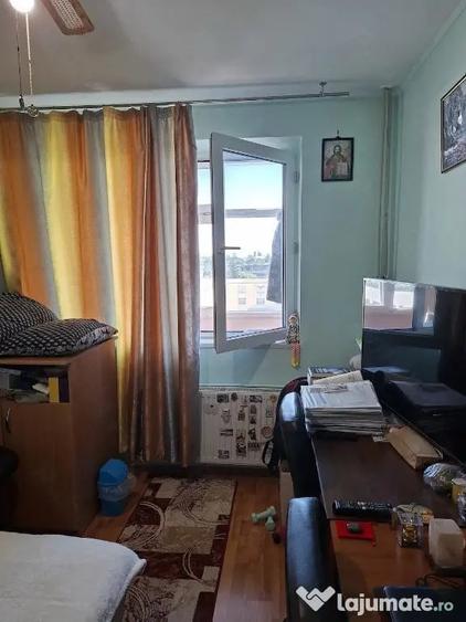 Apartament cu 3 camere semidecomandat în Central