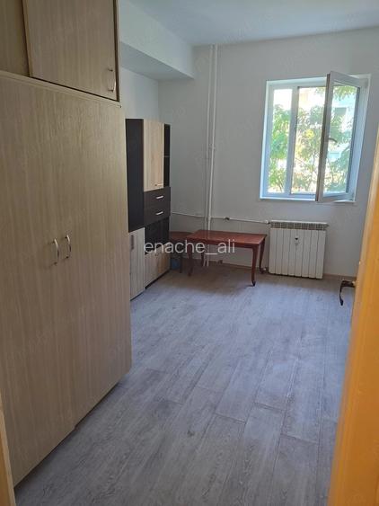 Proprietar garsoniera renovata, mobilata, Km 4 5, etaj 2 .