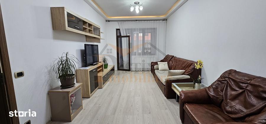 Apartament cu 3 camere decomandat în Tractorul