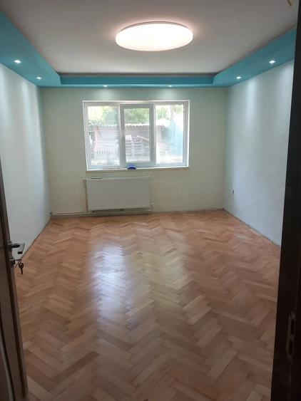 Apartament cu 3 camere semidecomandat în Obor