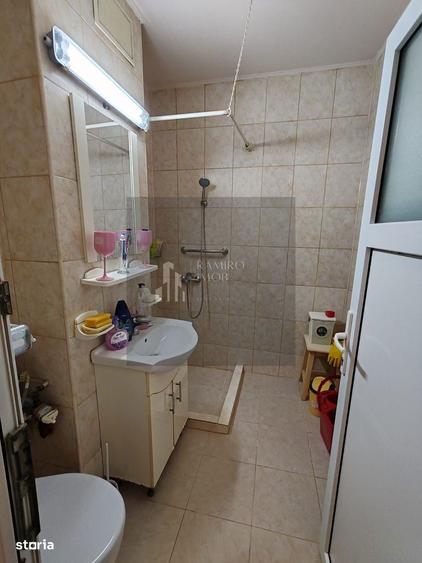Apartament cu 3 camere decomandat, mobilat în Vitan