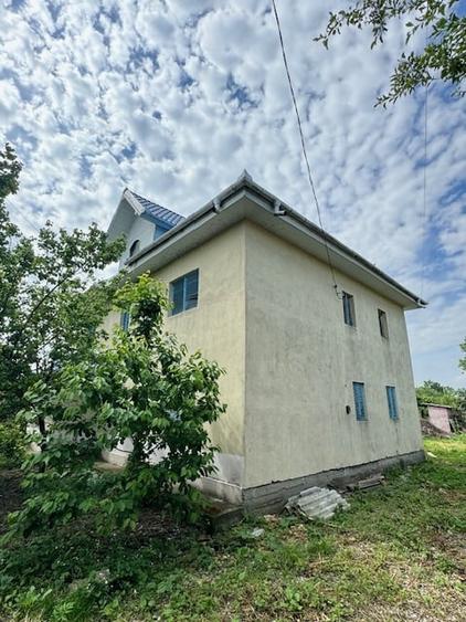 Casă individuală cu 5 camere cu Teren 900 Mp în Berești