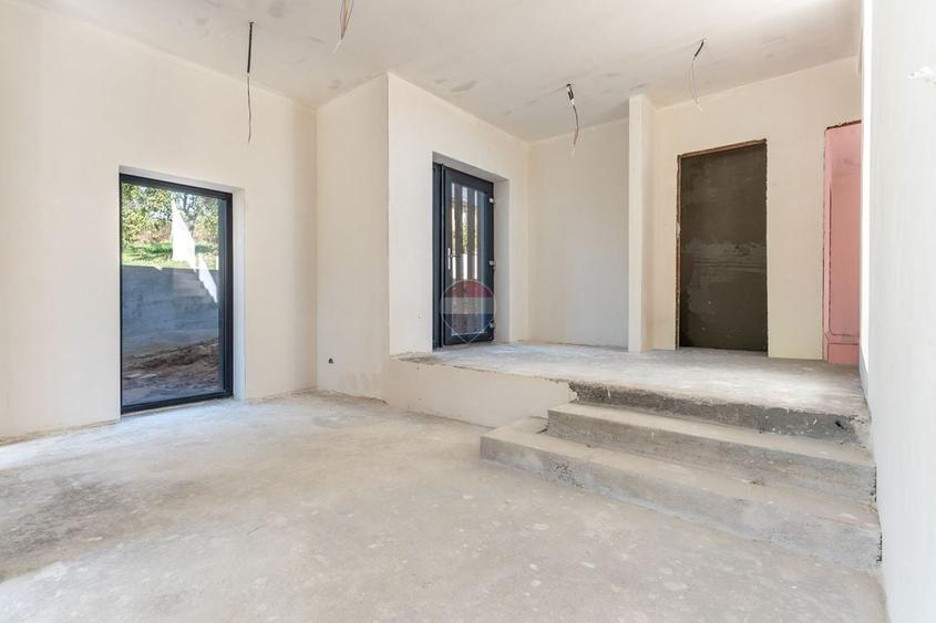 Duplex cu 6 camere cu Teren 600 Mp în Sud