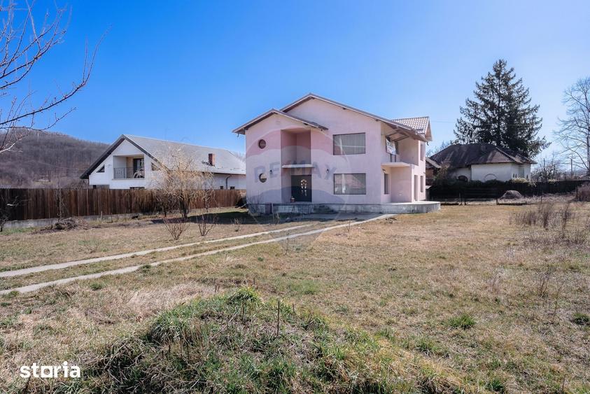 Casă cu 5 camere cu Teren 1240 Mp în Cotmenița