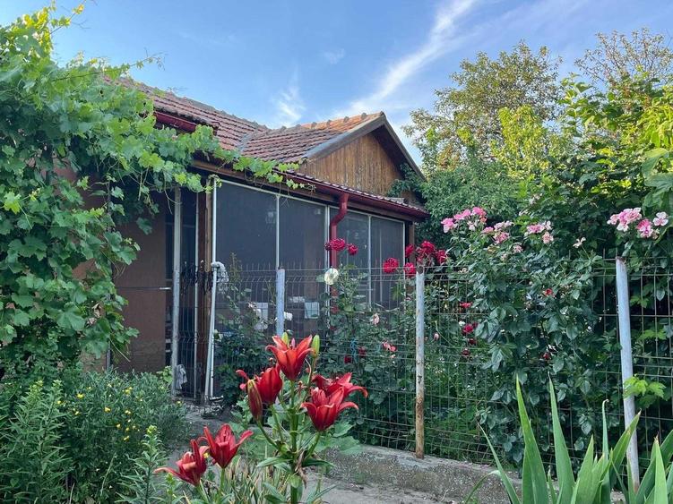 Casă cu 2 camere în Grindu