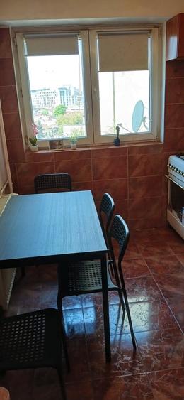 Apartament cu 3 camere semidecomandat, mobilat în Victoriei