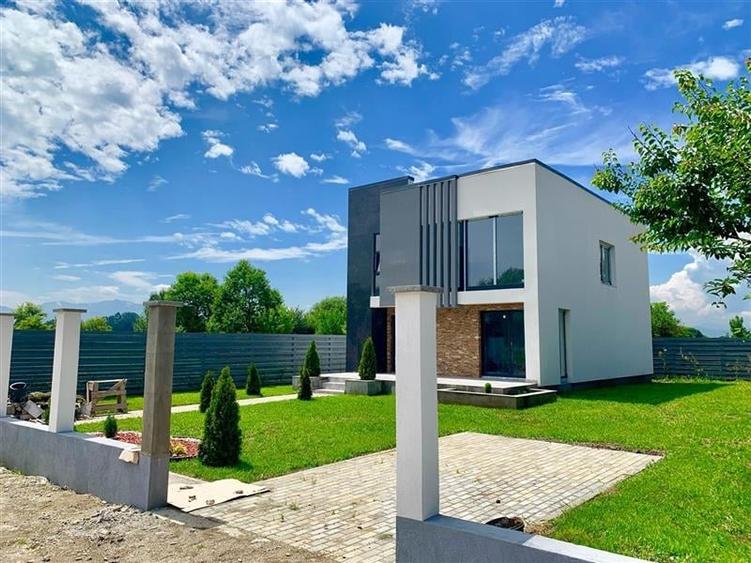 Casă individuală cu 4 camere cu Canalizare în Stupini