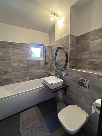 Apartament cu 4 camere semidecomandat în Florilor