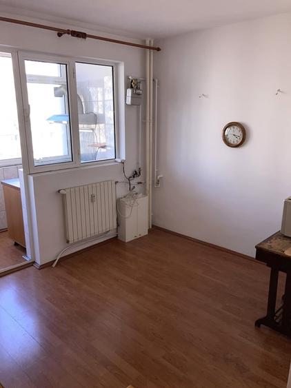 Apartament cu 3 camere semidecomandat în Mihai Bravu