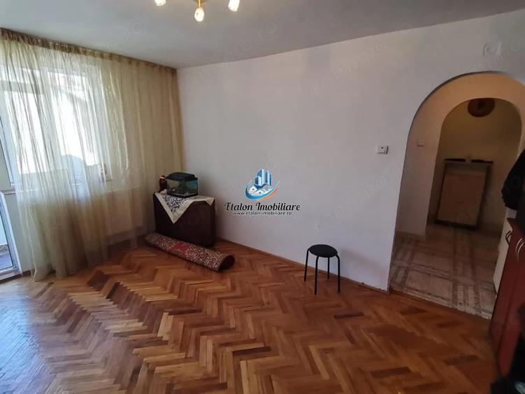 Apartament cu 3 camere semidecomandat în Calea Romanului