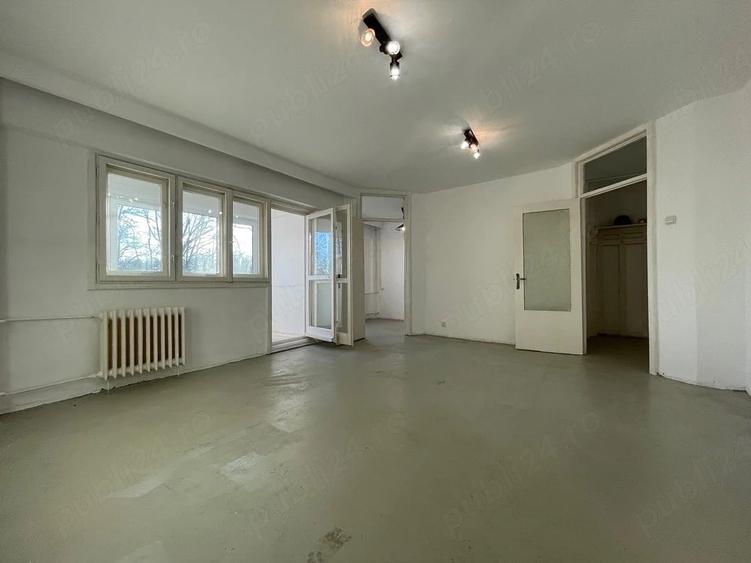 Apartament cu 4 camere decomandat în Băneasa