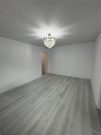 Apartament cu 3 camere semidecomandat în Tomis Nord