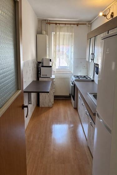 Apartament cu 3 camere decomandat, mobilat în Tractorul