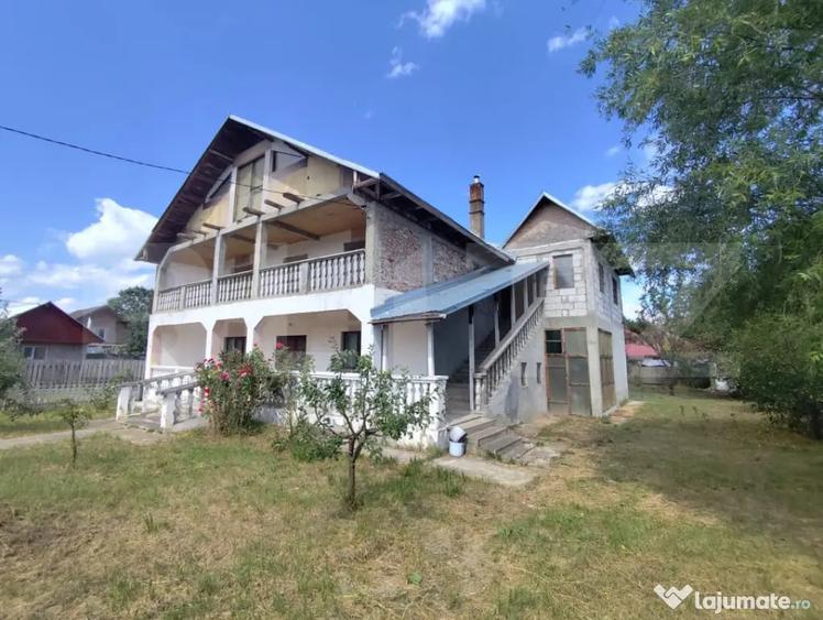 Casă cu 5 camere cu Teren 1140 Mp în Tomești