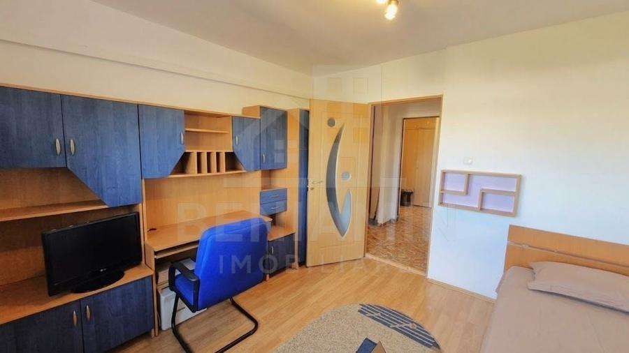Apartament cu 3 camere decomandat în Calea București