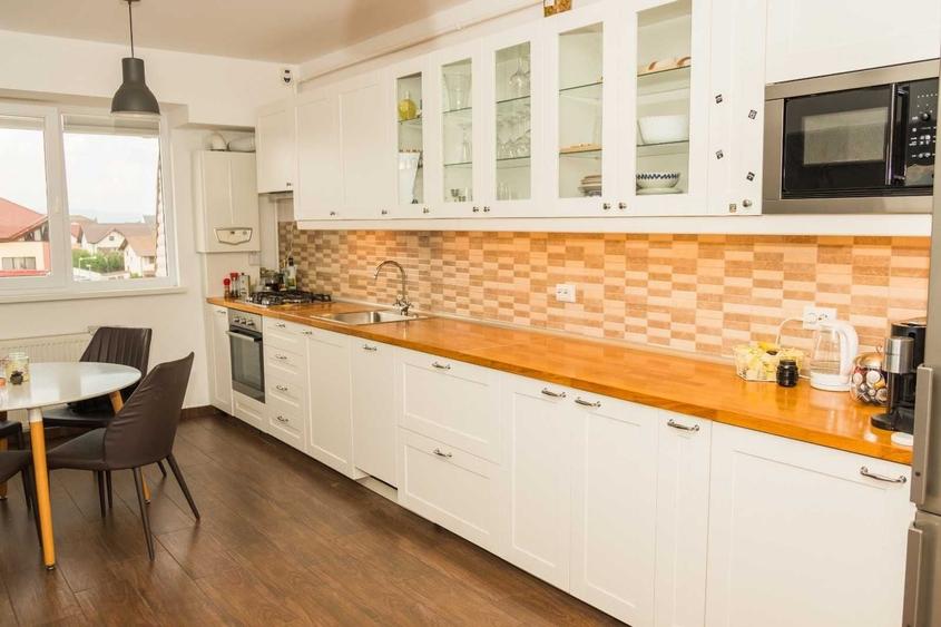 Apartament cu 3 camere decomandat în Tractorul