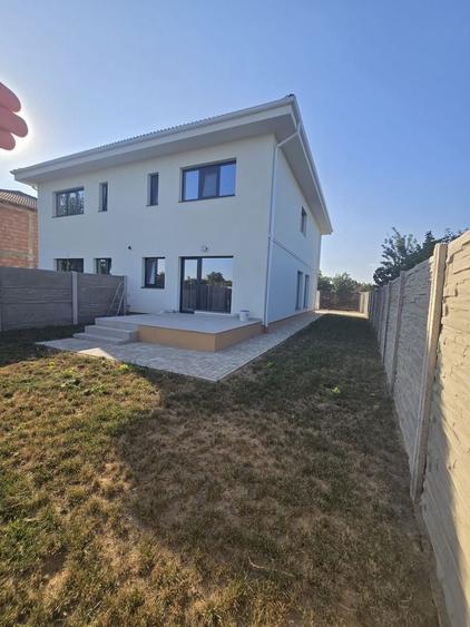 Duplex cu 4 camere cu Canalizare în Moșnița Nouă