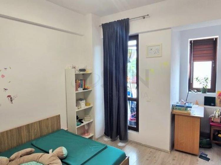 Apartament cu 3 camere decomandat în Jiului