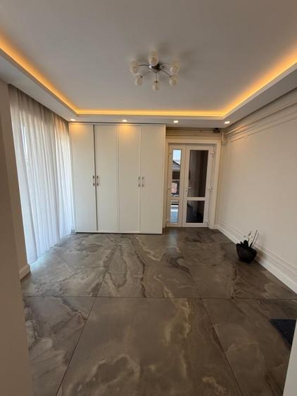Apartament cu 5 camere decomandat, mobilat în Est
