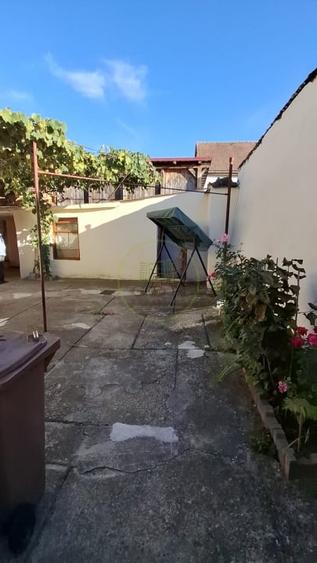 Casă individuală cu 4 camere cu Canalizare în Lupeni