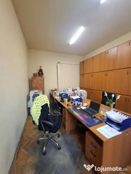 Apartament cu 4 camere semidecomandat în Central