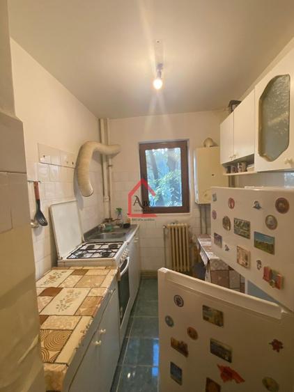 Apartament cu 3 camere semidecomandat, mobilat în Alexandru cel Bun