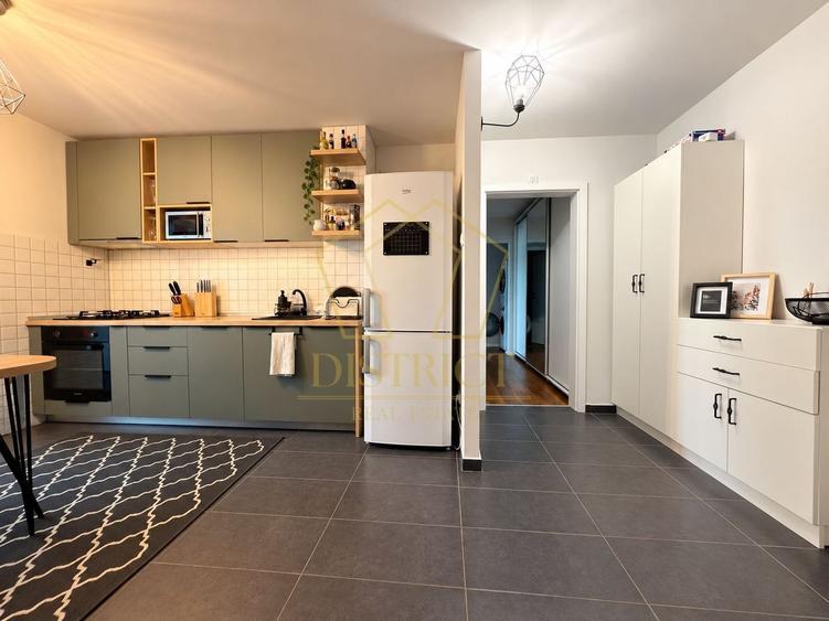 Apartament cu 3 camere semidecomandat, mobilat în Lipovei