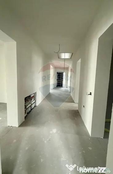 Casă cu 7 camere cu Teren 892 Mp în Est