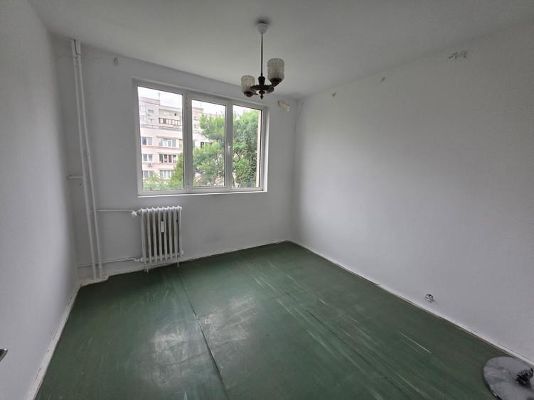 Apartament cu 3 camere semidecomandat în 1 Decembrie 1918