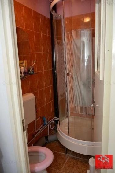Apartament cu 4 camere semidecomandat în Tractorul