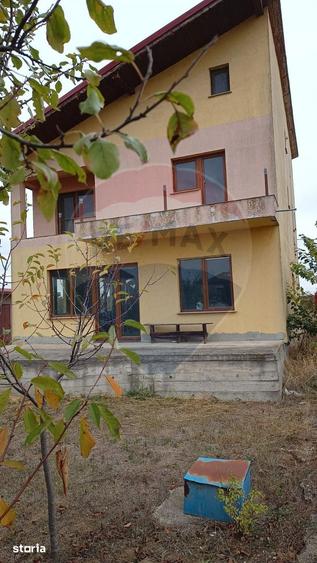 Casă cu 5 camere cu Teren 570 Mp în Balotești