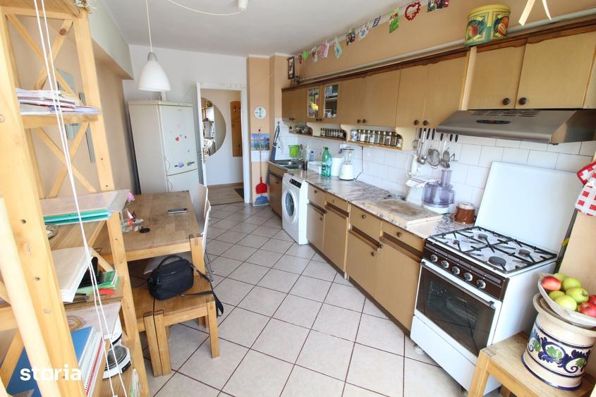 Apartament cu 4 camere decomandat în Piața Centrală