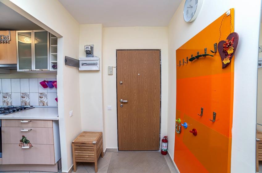 Apartament cu 4 camere decomandat, mobilat în Titan