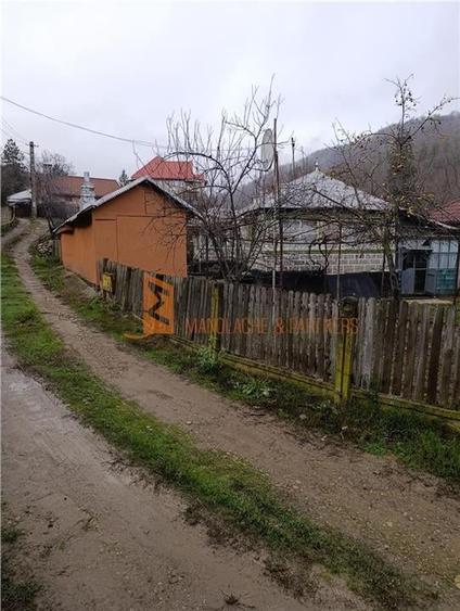 Casă individuală cu 4 camere cu Teren 600 Mp în Sărata-Monteoru