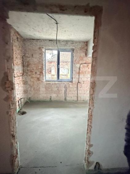 Apartament cu 3 camere decomandat în Tractorul