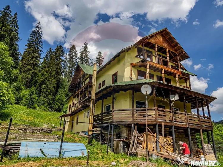 Casă cu 20 camere cu Teren 10330 Mp în Câmpulung Moldovenesc
