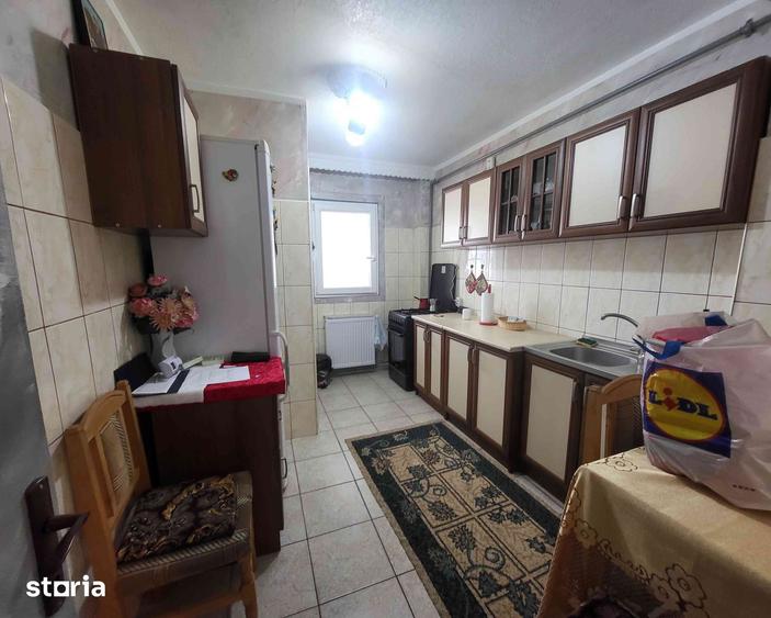 Apartament cu 3 camere decomandat în Letea