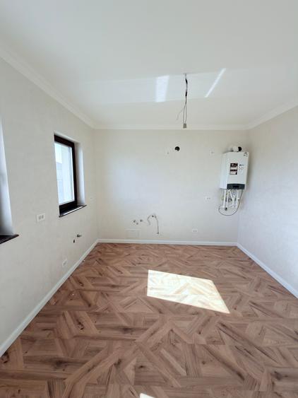 Casă individuală cu 5 camere cu Teren 500 Mp în Central