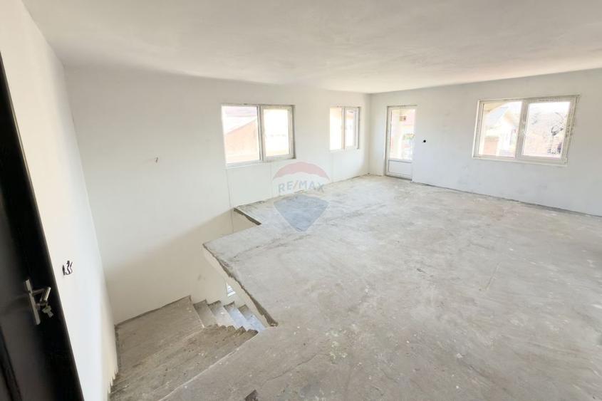 Casă cu 8 camere cu Teren 440 Mp în Central