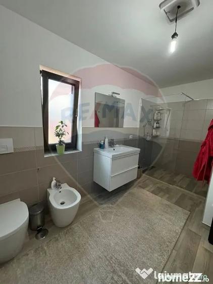 Casă cu 5 camere cu Teren 946 Mp în Golești
