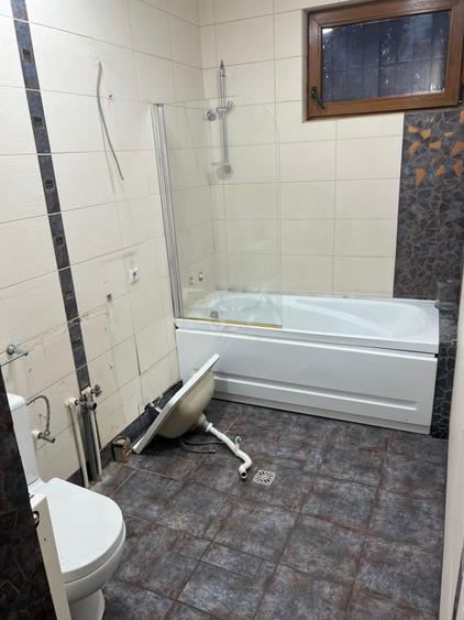 Apartament cu 4 camere semidecomandat în Calea Călărașilor