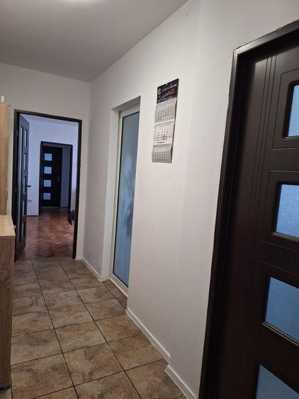Apartament cu 3 camere semidecomandat în Exterior Vest