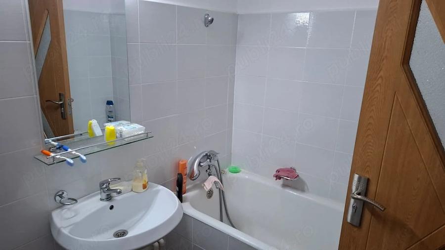 Apartament cu 4 camere decomandat în Petros