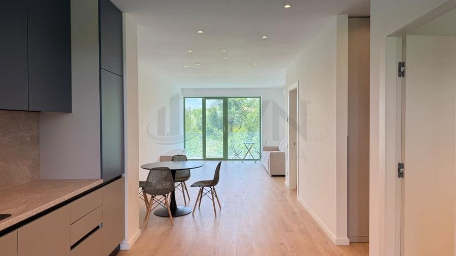 Apartament cu 3 camere semidecomandat în Victoriei