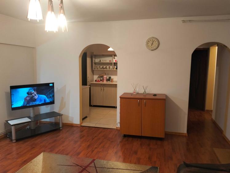 Apartament cu 3 camere decomandat în Prundu
