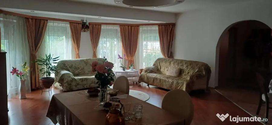Casă cu 5 camere cu Teren 500 Mp în Roșu