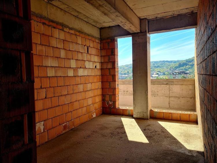 Apartament cu 3 camere decomandat în Căzănești (Râmnicu Vâlcea)