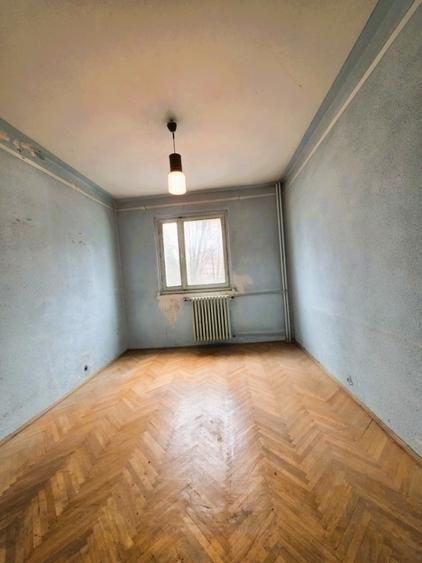 Apartament cu 3 camere semidecomandat în Tătărași